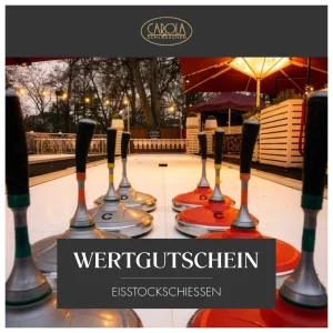 Gutscheinmotiv Eisstockschießen mit roten und grauen Eisstöcken auf der beleuchteten Bahn am Carolaschlösschen