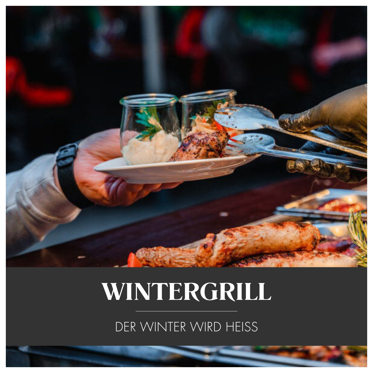 Gegrilltes wird beim Wintergrill an einen Gast gereicht